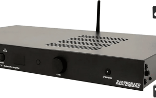 Transducteur tactile Q10B de Earthquake Sound installé dans un système audio, montrant les composants et la qualité de fabrication.